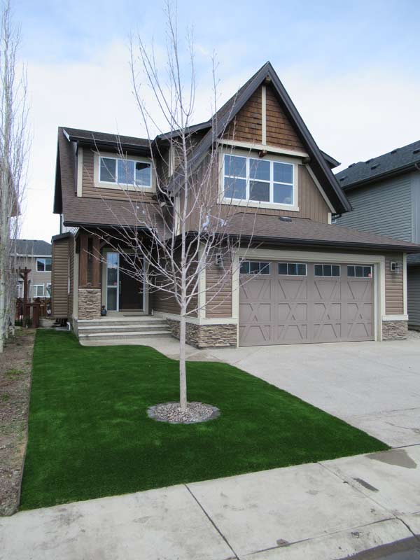 artificial grass of an Alabama residence front yard