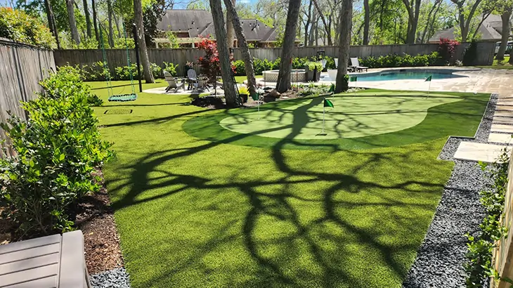 artificial-grass-backyard-5 Backyard golf green from SYNLawn